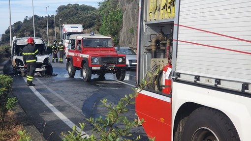 Albissola, furgone prende fuoco sulla via Aurelia: traffico in tilt (FOTO e VIDEO)