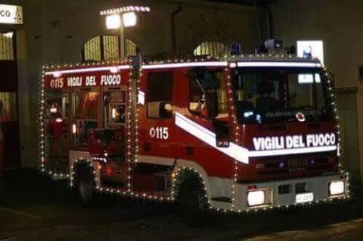Anche il camion dei Vigili del Fuoco si addobba a festa per il Natale
