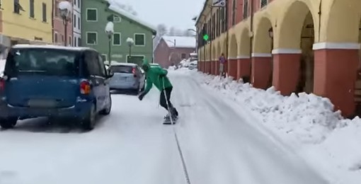 Pontinvrea, Vanni Oddera show: discesa in snowboard per le vie innevate (VIDEO)