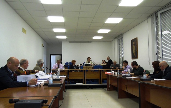 Banchine elettrificate a Vado Ligure, c’è la volontà del consiglio comunale Banchine elettrificate a Vado Ligure, c’è la volontà del consiglio comunale