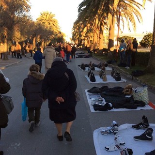 Blitz della Municipale sul lungomare di Finale: sequestrati decine di prodotti contraffatti