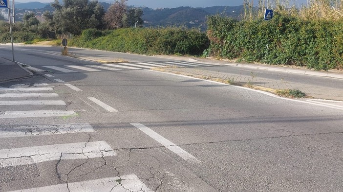 Savona, lanciano palle di terra contro un'auto e poi scappano