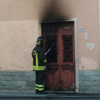 Albenga: incendio di un appartamento a Pontelungo, fiamme originate da un cortocircuito  (FOTO e VIDEO)