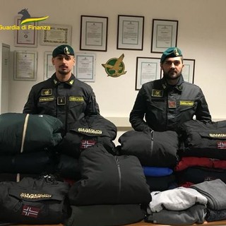 Varazze, la Finanza sequestra capi di abbigliamento ed accessori con marchi contraffatti Varazze, la Finanza sequestra capi di abbigliamento ed accessori con marchi contraffatti