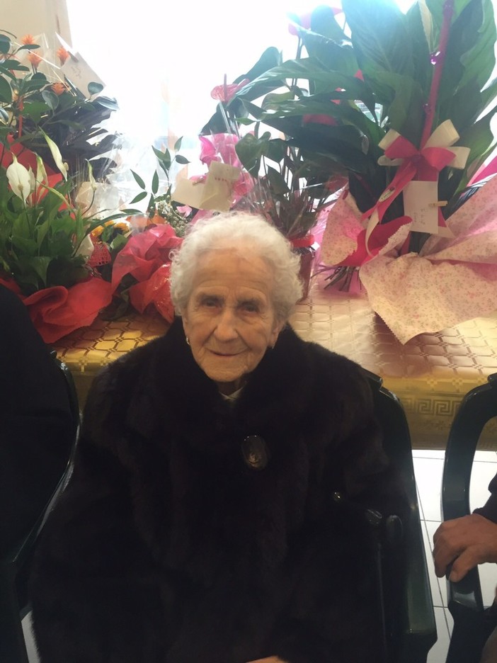 Pallare in festa per i cento anni della mamma del sindaco Vittoria Peirano Pallare in festa per i cento anni della mamma del sindaco Vittoria Peirano