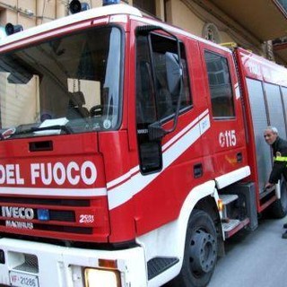 Albenga, un incendio ferma le canzoni natalizie nel centro storico: cassa per la musica a fuoco