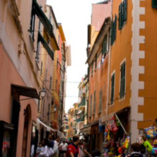 Varazze: "Festa Anni Ottanta" questa sera nel Borgo Solaro