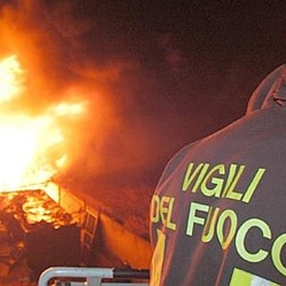 Albisola Superiore, auto distrutta dalle fiamme nella notte ad Ellera