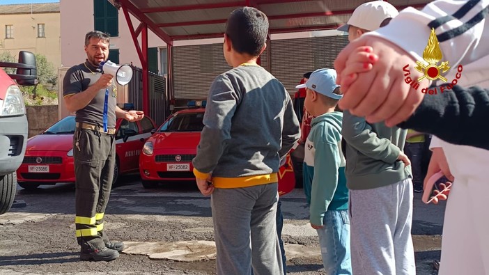 Una mattina speciale al Distaccamento dei Vigili del Fuoco di Albenga con degli ospiti attenti e curiosi