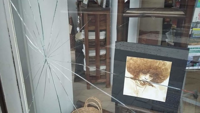 Savona, scheggiata la vetrina della Bottega della Solidarietà di via Manzoni Savona, scheggiata la vetrina della Bottega della Solidarietà di via Manzoni