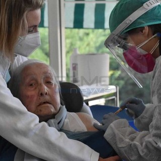 Coronavirus, lettera da Toti al commissario Arcuri e a Bonaccini: “Distribuzione vaccini in base a criterio età popolazione”