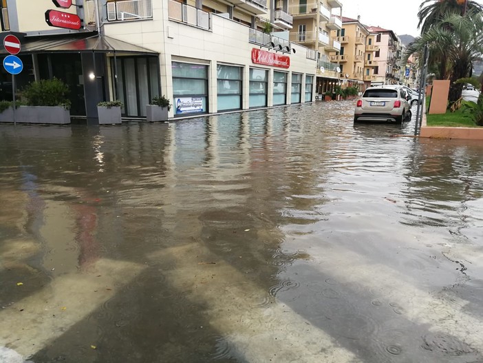 Acquazzone su Finale, via Concezione e via Bolla invase dall'acqua (FOTO e VIDEO)