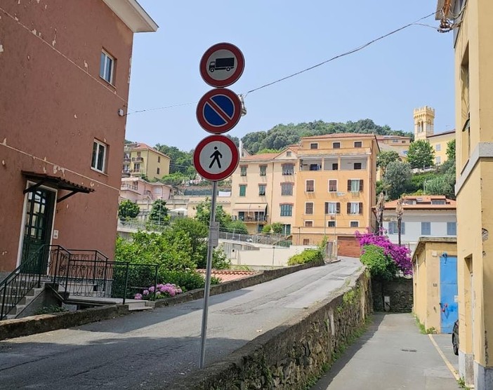 Divieto di transito pedonale in via Calcagno a Varazze. Il consigliere Robello: "Mettere una ringhiera no? Questo non è risolvere un problema" Divieto di transito pedonale in via Calcagno a Varazze. Il consigliere Robello: "Mettere una ringhiera no? Questo non è risolvere un problema"