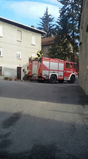 Dego, tegole pericolanti: intervento dei vigili del fuoco