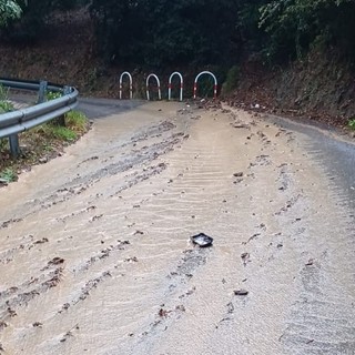 Savona, via alla Strà un fiume d'acqua, allagata la strada al Santuario per i tombini tappati