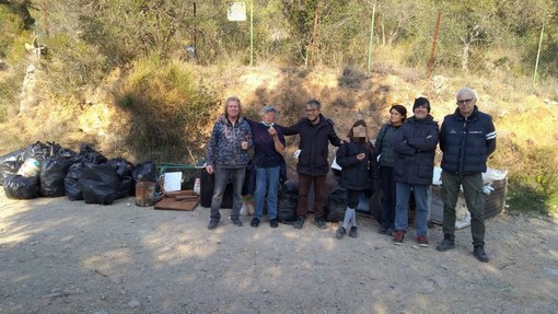 I volontari “Ceriale al lavoro” puliscono la strada panoramica in zona via Pietrafraccia (FOTO)