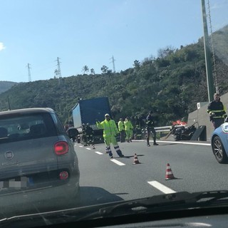 Grave incidente sull'A10: camion &quot;schiaccia&quot; una Mercedes contro il guardrail (FOTO)