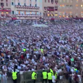 Palio di Siena, vince il Nicchio con il fantino Tittia: esplode la festa Palio di Siena, vince il Nicchio con il fantino Tittia: esplode la festa