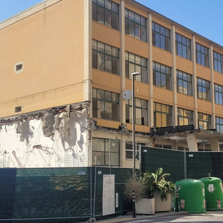 Nella foto, l'ex scuola Peterlin in demolizione