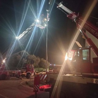 Savona, veicolo danneggia palo della luce: mobilitati vigili del fuoco e polizia locale