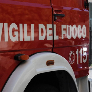 Furgone incastrato sotto la sbarra del passaggio a livello di Pietra Ligure: intervento dei vigili del fuoco
