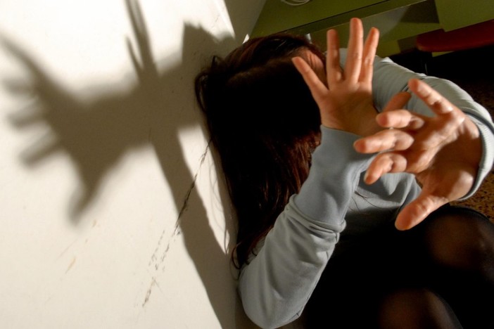 Cengio, picchia e perseguita con una gelosia ossessiva la fidanzata 18enne: il Gip dispone il carcere