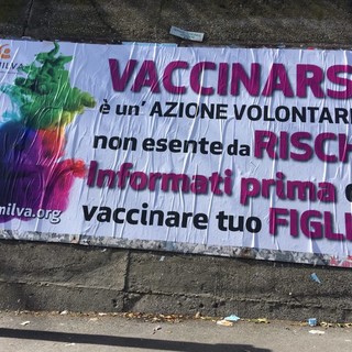 “Informati prima di vaccinare tuo figlio”: cartelli affissi a Savona. Il pediatra Cohen: "Il vaccino ha salvato tante vite e debellato malattie"