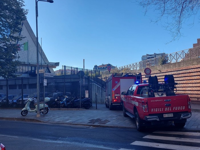 Ascensore bloccato nel tribunale di Savona: vigili del fuoco sul posto (FOTO) Ascensore bloccato nel tribunale di Savona: vigili del fuoco sul posto (FOTO)