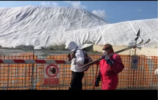Albisola, il cantiere dell'Aurelia Bis diventa una pista da sci: l'ironia dei cittadini di Luceto (VIDEO)