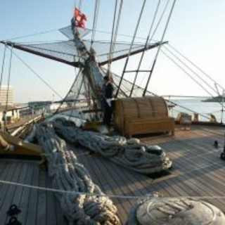 Savona: la Vespucci attracca alla Torretta