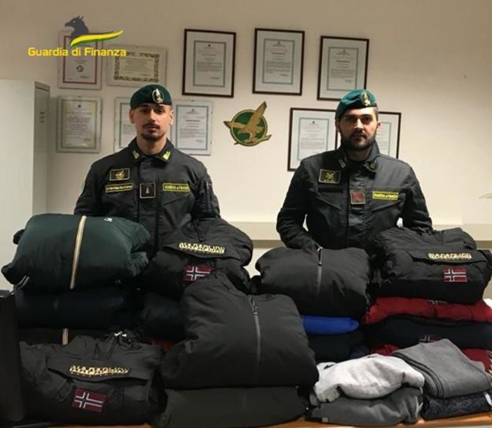 Varazze, la Finanza sequestra capi di abbigliamento ed accessori con marchi contraffatti Varazze, la Finanza sequestra capi di abbigliamento ed accessori con marchi contraffatti