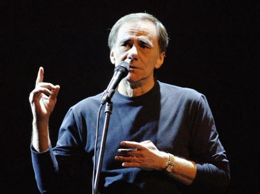 Rivelazione a Striscia La Notizia: Roberto Vecchioni ospite a "La Fionda" di Albenga Rivelazione a Striscia La Notizia: Roberto Vecchioni ospite a "La Fionda" di Albenga