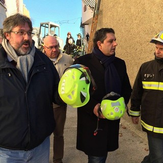 Esplosione di una palazzina, arriva ad Arnasco il presidente Toti: "Aiuteremo il sindaco, ospitalità agli sfollati"