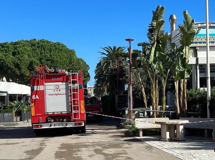 Finale, un flash mob dei sindaci savonesi per salvare la caserma dei Vigili del Fuoco