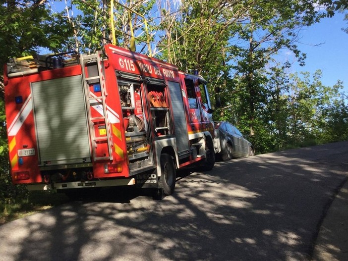 Noli, auto finisce fuori strada e si cappotta: illese le persone a bordo Noli, auto finisce fuori strada e si cappotta: illese le persone a bordo