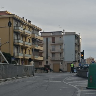Finale, tubatura del gas rotta durante le asfaltature di via Dante: traffico in tilt