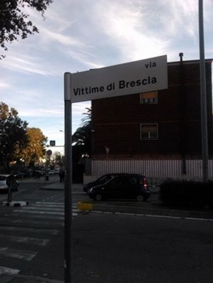 Aiuola lasciata al degrado in via Vittime di Brescia a Savona: la segnalazione di un lettore