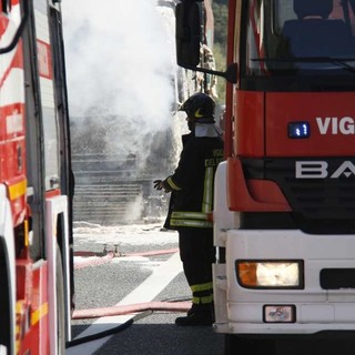 Veicolo in fiamme sulla A10 all'altezza di Borghetto: mobilitati i vigili del fuoco