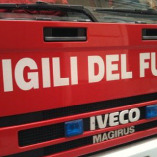 Box in fiamme a Pietra Ligure: intervento dei vigili del fuoco