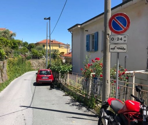 Savona, posizionati nuovi divieti di sosta su via Bellavista, la rabbia dei residenti: "E ora dove posteggeremo le auto?"