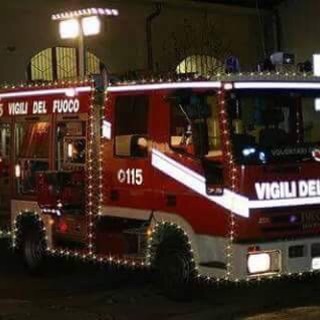 Anche il camion dei Vigili del Fuoco si addobba a festa per il Natale