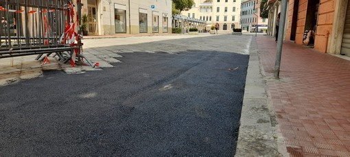 Savona, riaperta via Astengo. Asfalto temporaneo dove mancano i basoli Savona, riaperta via Astengo. Asfalto temporaneo dove mancano i basoli