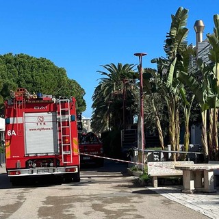 Finale, un flash mob dei sindaci savonesi per salvare la caserma dei Vigili del Fuoco