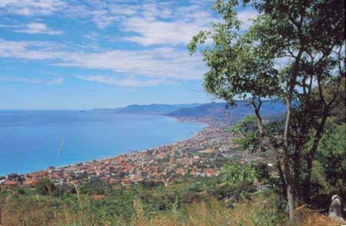 Savonanews tra la gente: a Borgio Verezzi, migranti risorsa o problema? (VIDEOINTERVISTA) Savonanews tra la gente: a Borgio Verezzi, migranti risorsa o problema? (VIDEOINTERVISTA)