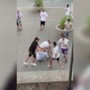 Giovani pestano a sangue un anziano in piazza nel Napoletano, il video choc