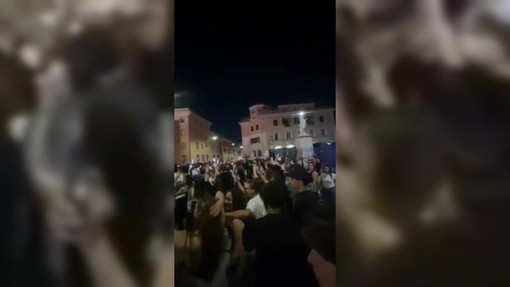 I maturandi cantano 'Notte prima degli esami', a Roma il rito si ripete I maturandi cantano 'Notte prima degli esami', a Roma il rito si ripete