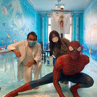 Mattia Villardita, alias Spiderman in corsia, con la giornalista Minako Sasako e il primario di Pediatria del San Paolo, Alberto Gaiero