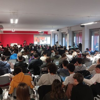 "Come un'onda contro la violenza sulle donne": il confronto con gli studenti al Ferraris Pancaldo (FOTO)