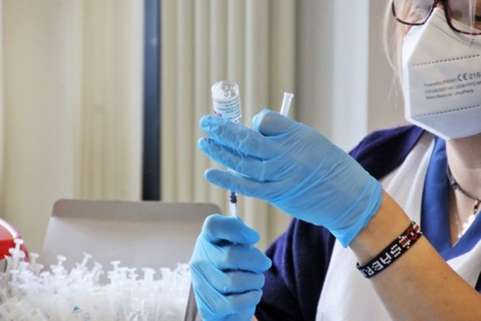 Vaccini, Toti: "Partite le somministrazioni della terza dose ‘booster’ per i sanitari di ospedali e Asl"