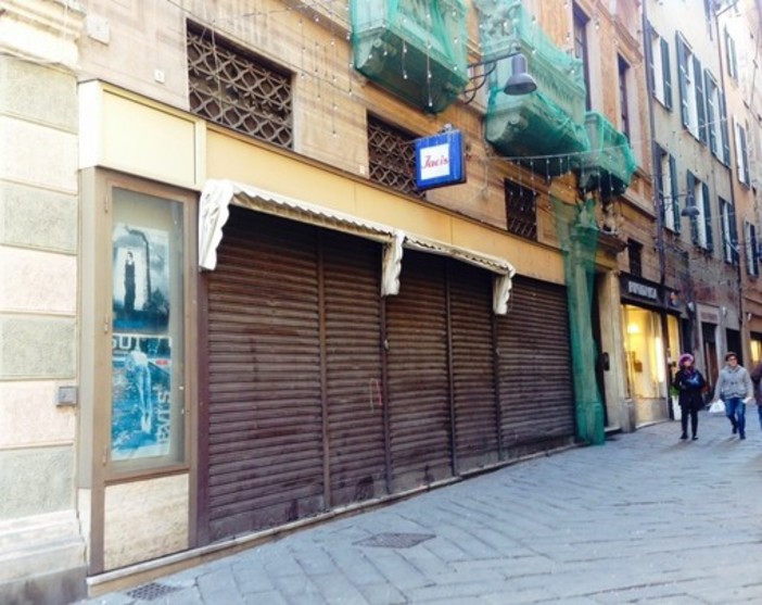 Savona, cede la pavimentazione in via Pia chiuso il passaggio alle auto all'incrocio con via Aonzo Savona, cede la pavimentazione in via Pia chiuso il passaggio alle auto all'incrocio con via Aonzo